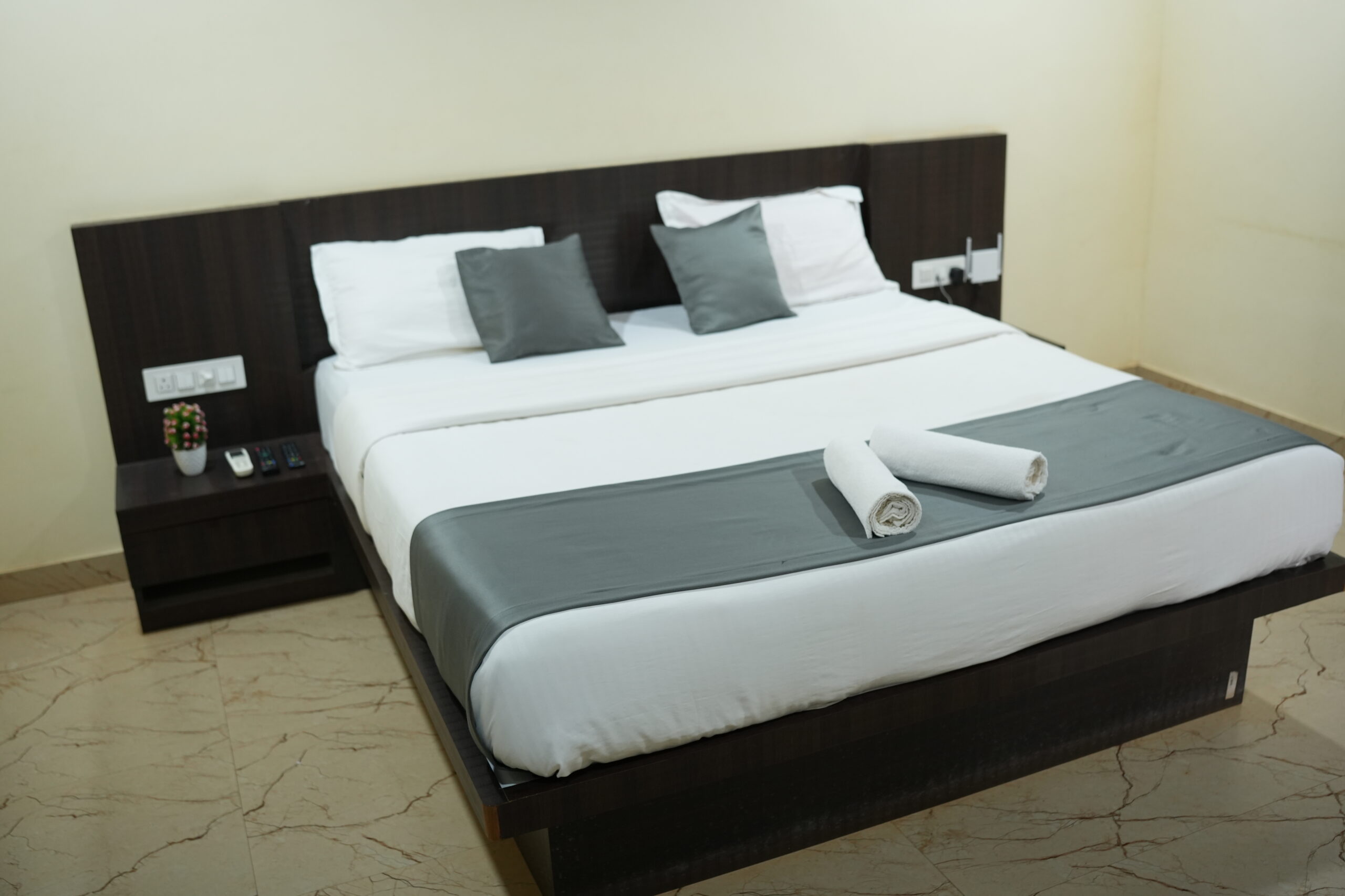 Stay in Murudeshwara near temple rooms